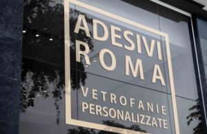 Adesivi intagliati per vetrine a Roma
